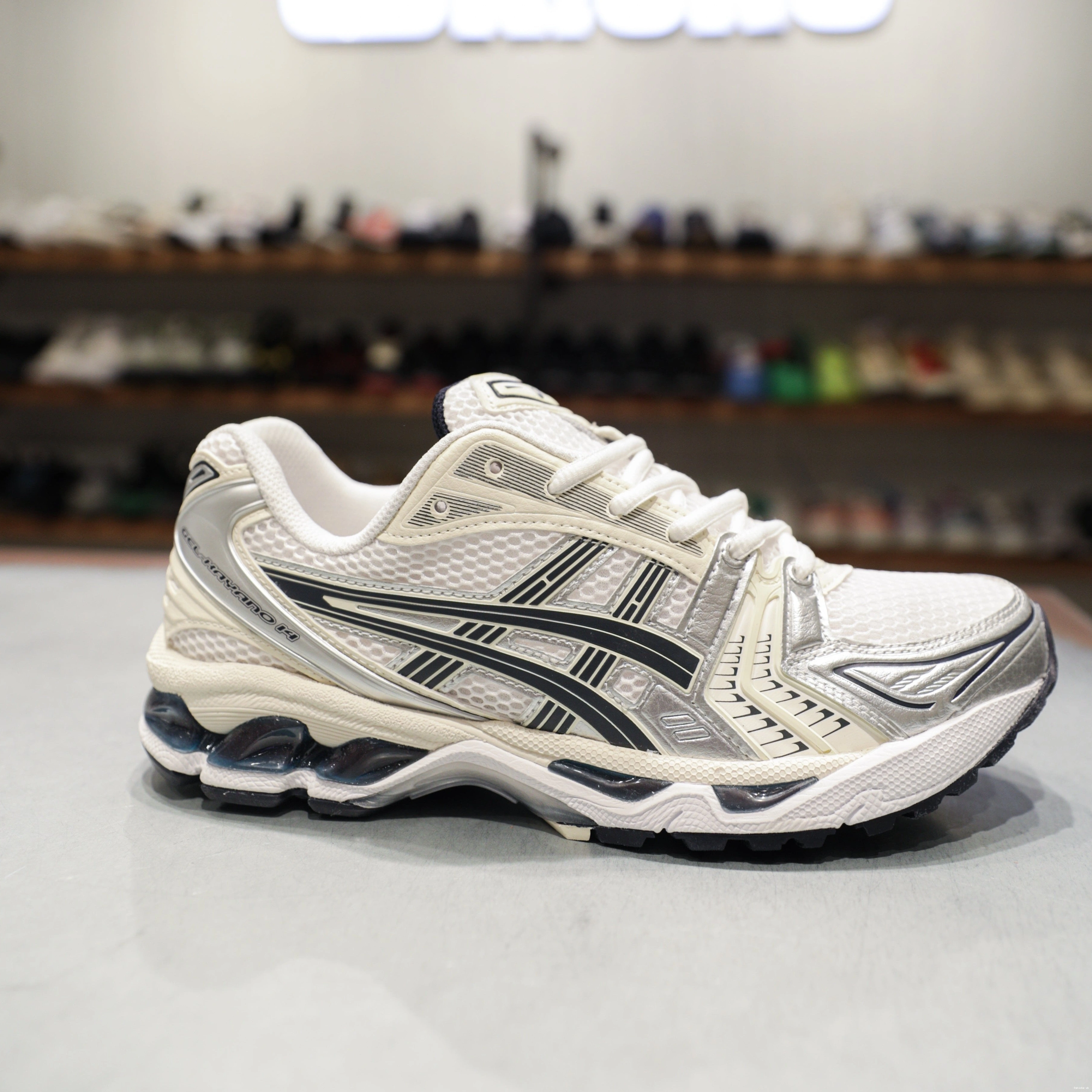 W ASICS Midnight 14 Gel-Kayano White 0709